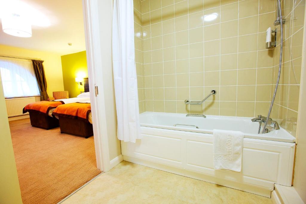 Hotel The Twelve Knights Port Talbot Habitación foto
